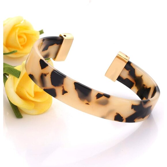 Contemporary Tortoise Shell Acrylic Cuff Bracelet - Fashionable & Adjustable - Picture 3 of 6
